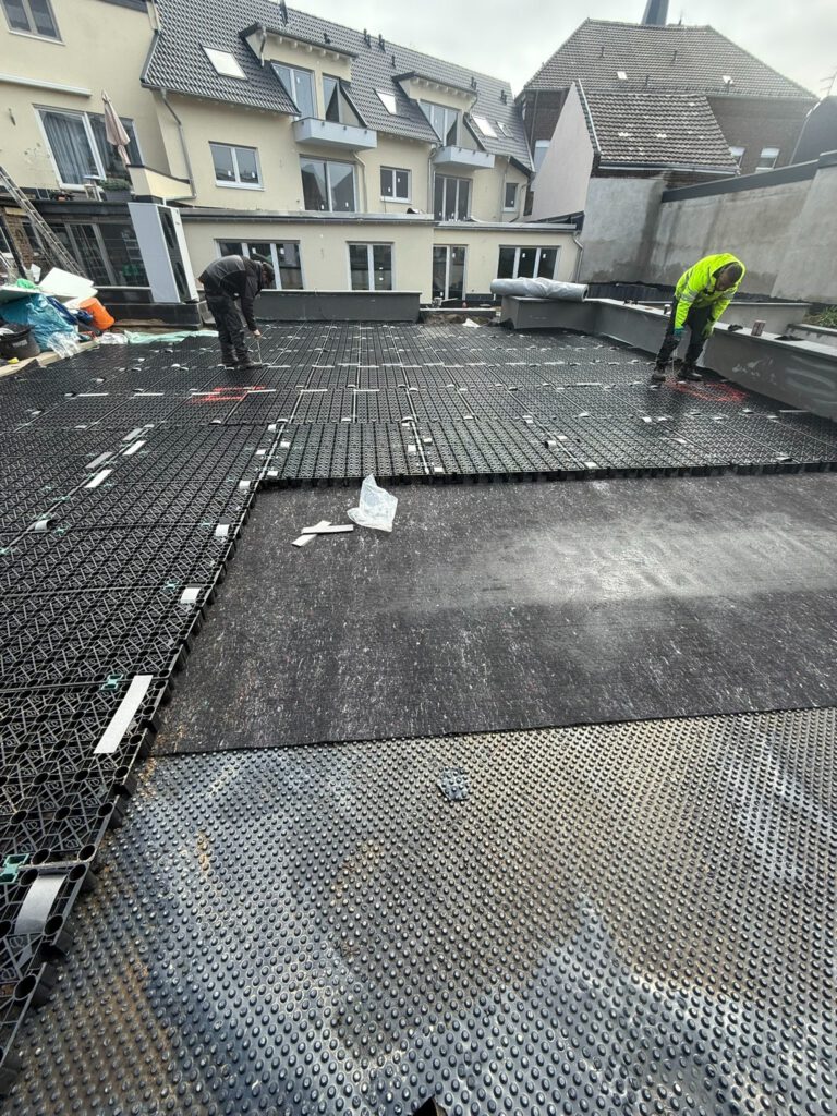 Arbeiten an der Dachbegrünung eines Neubaus in Pulheim-Brauweiler