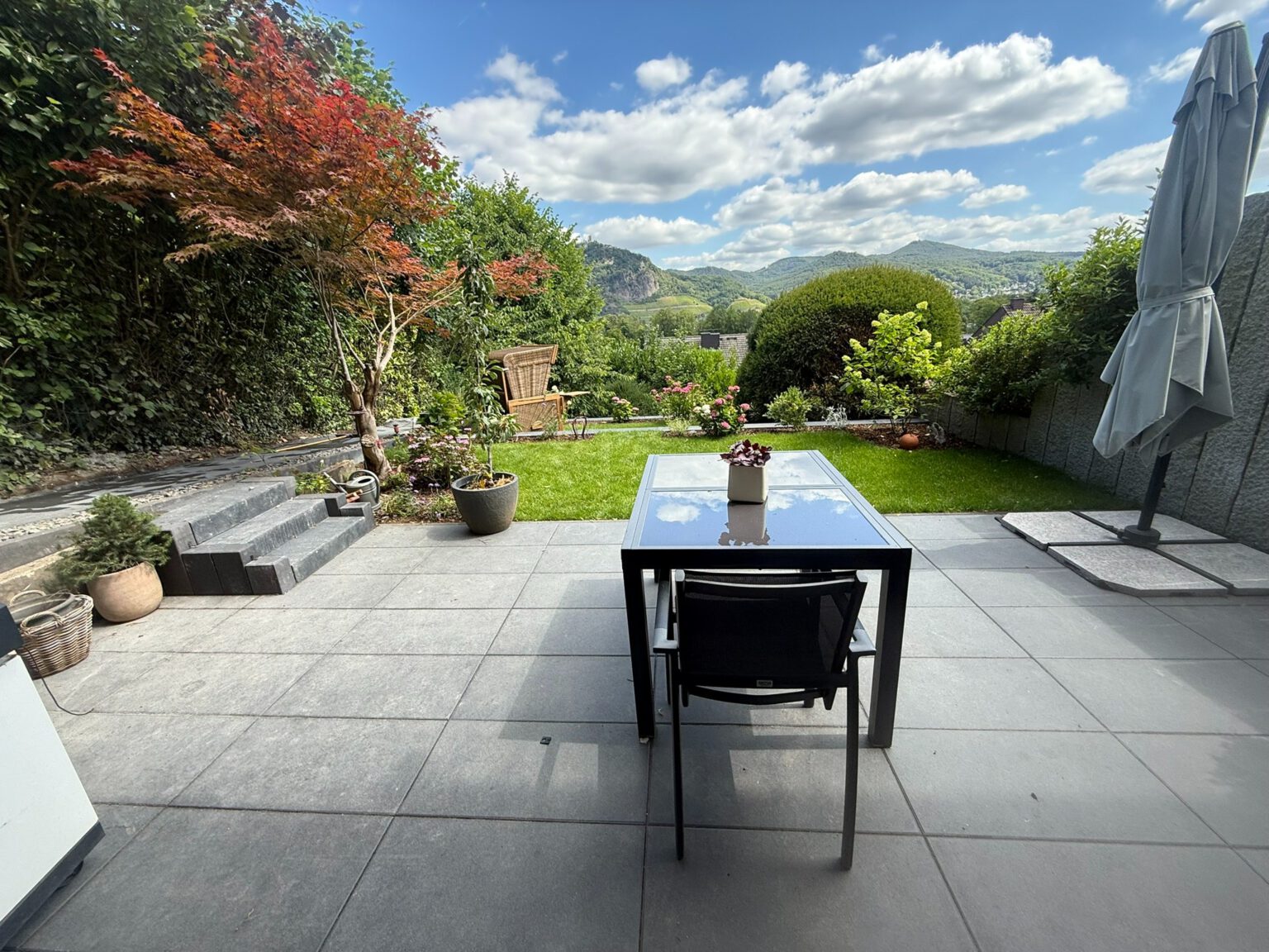 Terrasse mit Blick aufs Siebengebirge in Bonn-Mehlem